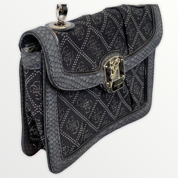 Guess Crossbody! - Picture 2 of 11